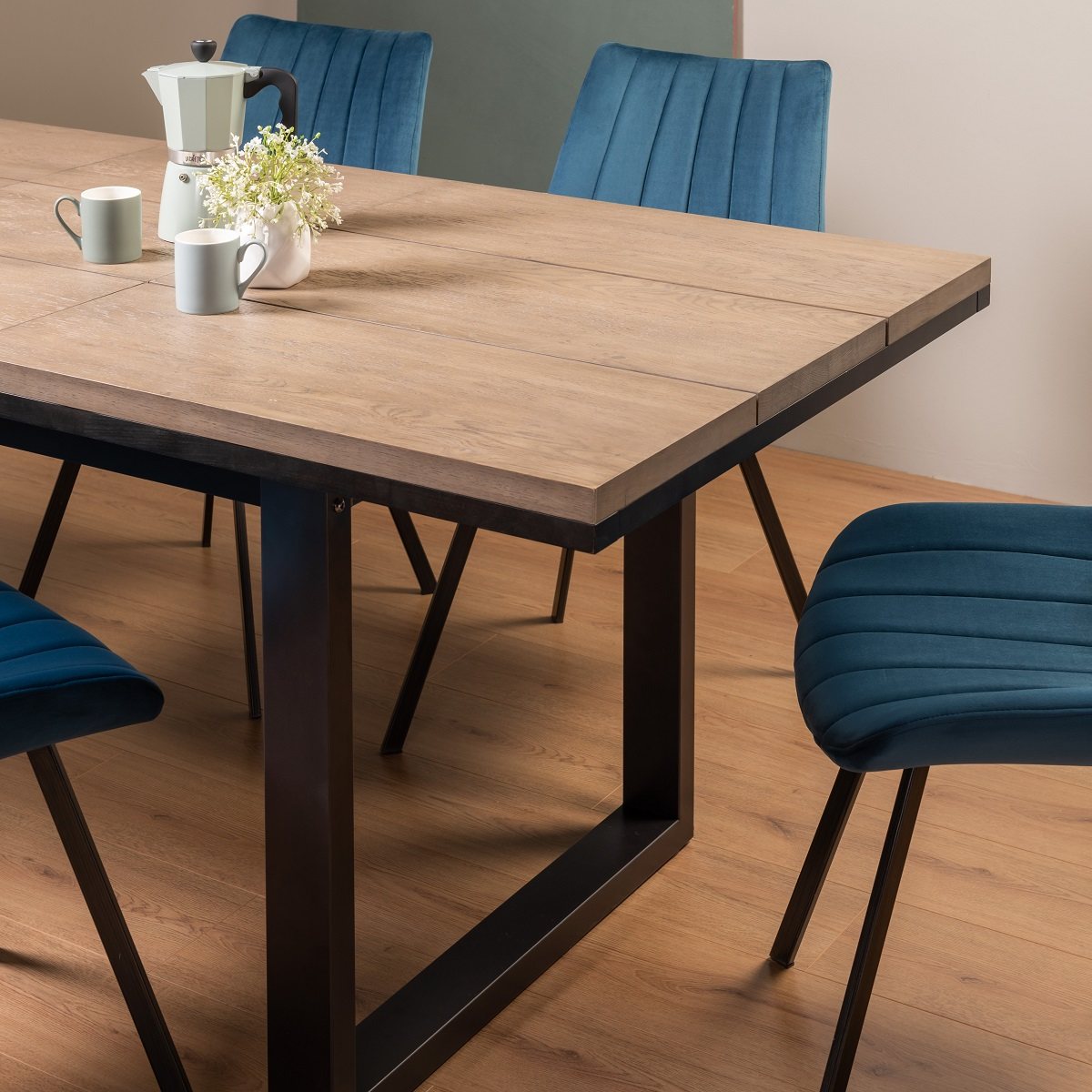 Turner - Weathered Oak 4-6 Seater Extendable Table & 4 Blue Velvet Fontana Dining Chairs