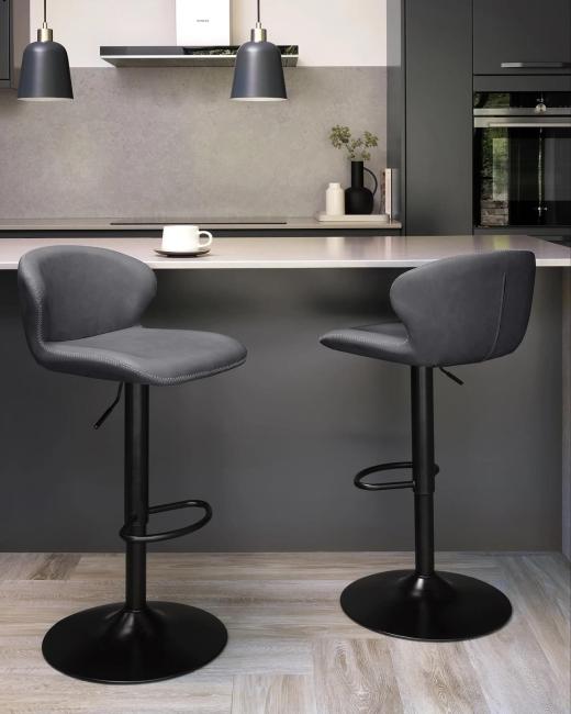 The Rosso barstool. Blending industrial... 